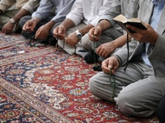 Modlitwa za ścianą? Mieszkańcy dyskutują o planach uruchomienia islamskiego centrum w bloku