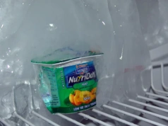 3 triki na lód w zamrażalniku. Wypróbuj, a przestaje narastać