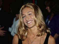 Kultowe stylizacje gwiazd z lat 90. Te trendy chcemy odtworzyć w 2026 roku