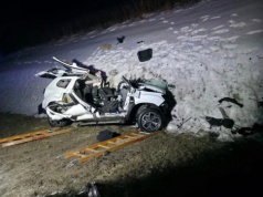 Śmiertelny wypadek na DK50. Dacia czołowo zderzyła się z Porsche. Dwie osoby nie żyją. Droga zablokowana