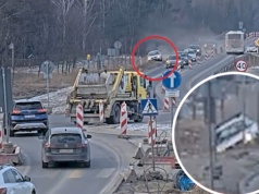 Wjechał do rowu i zabarykadował się w aucie. Nagranie szokuje