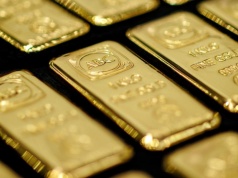 Złoto staniało, ale kurs utrzymał się powyżej 5000 USD