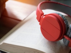 „Niby nikt, a jednak ktoś”. Rozmawiamy o tomiku Dominika Nierodkiewicza