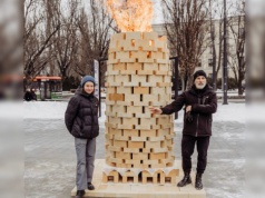 Na Placu Teatralnym stanął… piec szamotowy. Wypalono w nim rzeźbę pszczelarza
