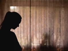 Zepchnął żonę z balkonu. Dramatyczne kulisy przemocy domowej we Włoszech