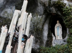 Wściekli na objawienia! Jak wrogowie Kościoła obśmiewali Lourdes
