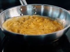 Ten francuski sposób na omlet to hit walentynkowy. Zero przypalenia, pełna kremowość