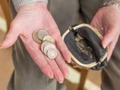 Masz emeryturę i młodszego partnera lub partnerkę? DWP zablokuje Ci część świadczeń