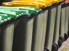 Kilkanaście oznaczeń dla odpadów. Na jednym koszu może znaleźć się nawet kilka etykiet