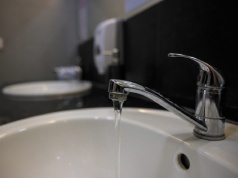 Chlor w wodzie pod lupą. Co czują mieszkańcy, co mówią w Wodociągach?