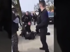 Dochodzenie w sprawie zajść podczas protestu uczniów w Aurora. Policjant przytrzymywał kolanem zatrzymanego