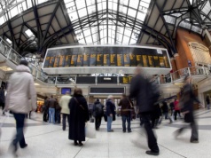 Pociągi między London St Pancras a Luton Airport odwołane. Jak dojechać na lotnisko?