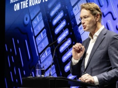 Elektryczna rewolucja hamuje. Stellantis tnie miliardy, a branża zmienia kurs