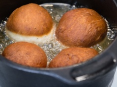 Gdzie wylewasz tłuszcz po smażeniu pączków? Większość osób robi to źle