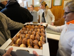 Ile trzeba biegać, żeby „spalić” pączka? Naukowcy: to nie tak działa