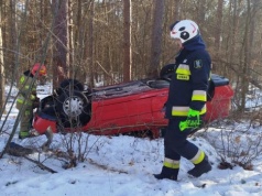 Dachowanie auta i dwaj kierowcy w szpitalu. Groźne zdarzenia drogowe w powiecie