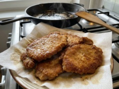 Odsączasz tak kotlety? Lepiej przestań. Badania wykazały coś niepokojącego