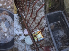 Wstrząsające! Psy pozostawione na mrozie z pustymi miskami – interwencja policji