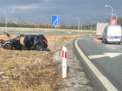 Zielona Góra. Peugeot koziołkował po uderzeniu przez ciężarówkę. Kierowca ukarany