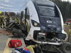 Dramatyczny wypadek na przejeździe kolejowym. Wewnątrz są uwięzione osoby. Służby w akcji