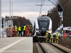 Dramatyczny wypadek pod Wrocławiem. Bus wjechał wprost pod pociąg. Kierowca nie żyje