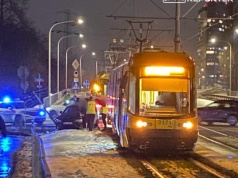 Kierujący BMW wjechał pod tramwaj na Żoliborzu. Ruch był zablokowany