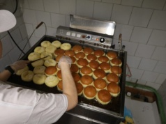 Pączek pączkowi nierówny. Sprawdziliśmy jak powstają te najlepsze