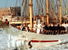 Oblodzony ORP „Iskra” 30 lat temu wrócił z rejsu dookoła świata. Wspomnienie ówczesnych podchorążych