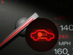 Lepiej nie lekceważ czerwonego kluczyka na desce. Auto właśnie próbuje coś powiedzieć