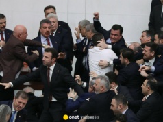 Bójka w trakcie zaprzysiężenia ministra. Tureccy parlamentarzyści rzucili się na siebie z pięściami