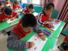 "Świat podgląda Chiny". Mają najlepszych uczniów, ale nie przez czipy w mundurkach