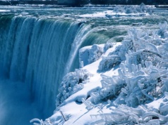 Najpopularniejszy wodospad świata skuty lodem. Zima go pochłonęła, a widok zachwyca