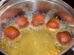 Gdzie wyrzucić olej po smażeniu pączków? Wylanie go do zlewu lub toalety to najgorszy pomysł