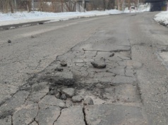 Ulice na Żoliborzu wołają o pomstę do nieba po mrozach. "Asfalt pęka szybciej niż faworki"