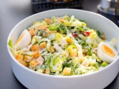 Zamieniłem 1 składnik w słynnej sałatce. Wyszła tak pyszna, że nawet żona wzięła dwie dokładki