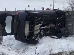 Uderzył w ogrodzenie i przewrócił się na bok. Groźne zdarzenie na śliskiej drodze