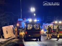 Autobus zjechał z drogi i przewrócił się na bok. 13 osób rannych, w akcji śmigłowiec LPR