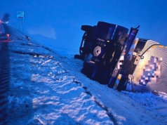 Samochód ciężarowy wywrócił się na drodze wojewódzkiej. Kierowcy muszą uważać