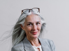 Najmodniejsze koloryzacje dla siwych włosów na wiosnę. Gwiazdy ją kochają