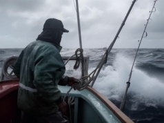 Francja: po przejściu orkanu Nils 850 tys. domów pozostaje bez prądu