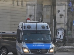 Policjanci z Warszawy zaparkowali na ulicy, by iść do McDonalda? Wiemy, co działo się przy al. Solidarności