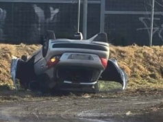 Niebezpiecznie na drogach. Dwie osobówki wylądowały na dachu w Podrzeczu i Maszkowicach