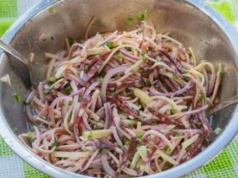 Siekam i nakładam na chleb. Pasta jajeczna i paprykarz nie mogą się równać z tą kanapkową sałatką