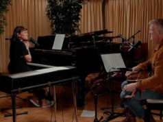 Norah Jones i Josh Homme w akustycznej wersji „Make It Wit Chu”