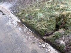 Tajemniczy wyciek przy ul. Polnej. Urząd wyklucza awarię wodociągu