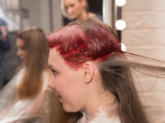 "Grzybowe" włosy podbijają salony. Koloryzacja inspirowana kapeluszem pieczarki hitem sezonu