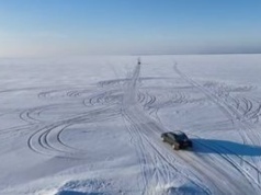 Lodowa droga przez Bałtyk. Estońskie media mówią o "tuzinach" aut