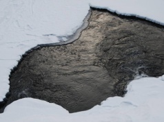 Dramat na stawie. Żona wpadła do przerębla. Trzymał ją mąż, mając złamaną nogę