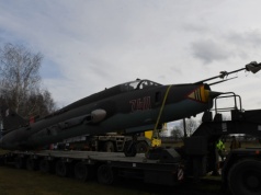 Wojsko podarowało Su-22M4. Samolot stanie przy gminny lądowisku w Świebodzicach