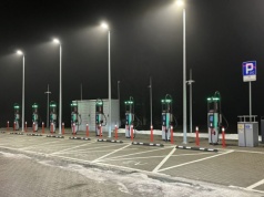 Tesla Supercharger na S7, odcinek Warszawa – Płońsk. Dla wszystkich. Orlen też blisko S7, tyle że na trasie Warszawa – Kraków